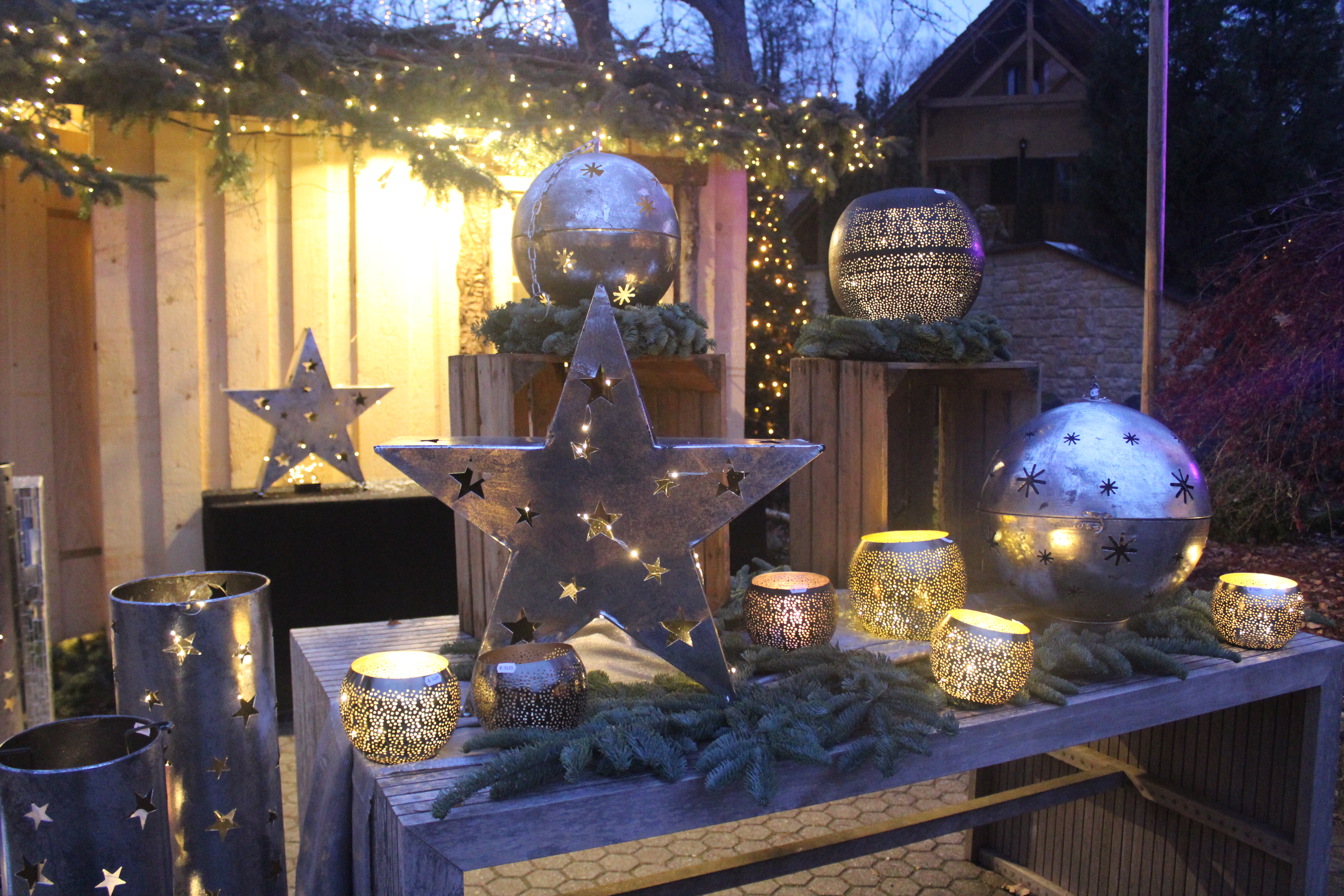 Porta espelmes i boles de Nadal de metall, a una de les parades del Birkenheide. Foto: E.R.